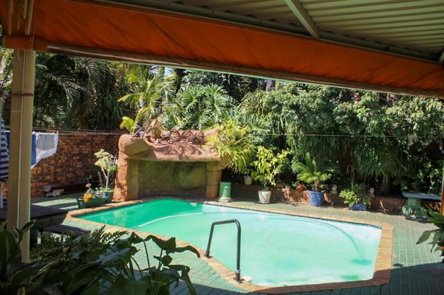 SPECTACULAR 4 BEDROOM FAMILY HOME WITH FLAT FOR SALE IN FLORAUNA!!!