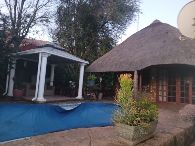 HOUSE FOR SALE IN SUIDERBERG