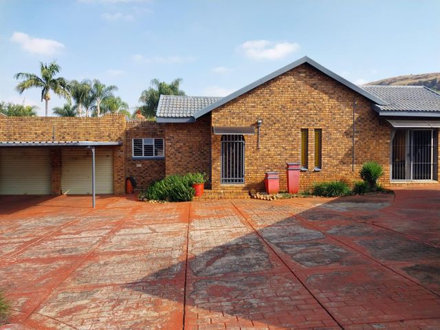 2 bedroom house with a 1 bedroom flat for sale  for sale in Suiderberg