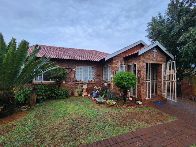 POPULAR 3 BEDROOM HOUSE FOR SALE IN THERESAPARK
