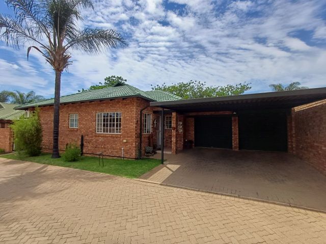BEAUTIFUL FULL-TITLE 3 BEDROOM FAMILY TOWNHOUSE  - LOW LEVIES