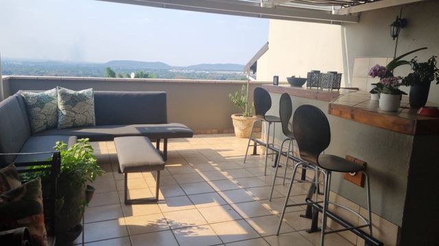 Stunning 3 level Townhouse at the foot of the Magaliesberg.!URGENT!!!!!!!!