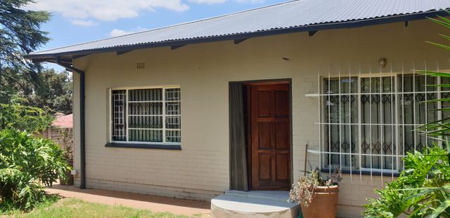 A 3 BEDROM HOUSE FOR SALE IN MOUNTAIN VIEW