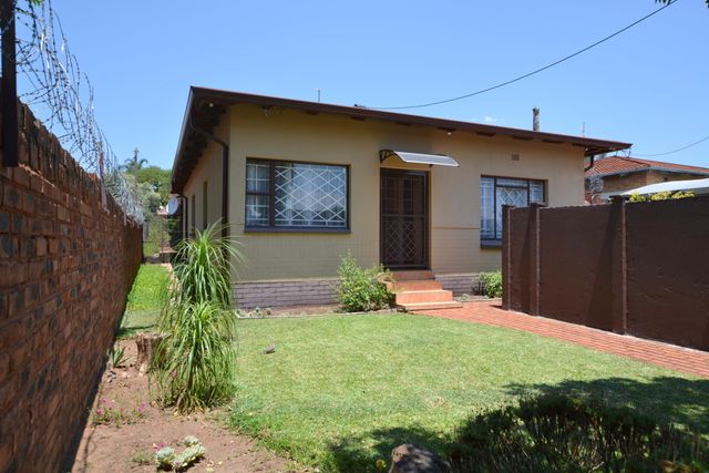 2 Houses on 1 stand for sale in Pretoria Gardens