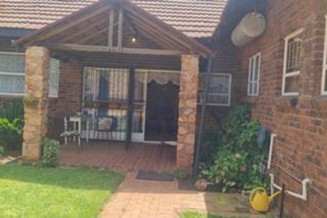 Spacious 4-bedroom home with 2 x 1-bedroom flatlets