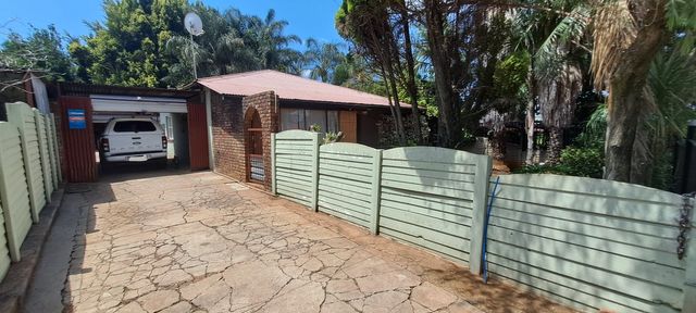 Affordable family house for sale close. Easy access to main roads