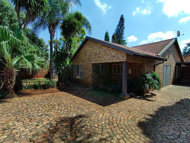 Spacious 3 Bedroom House with Swimming pool and Lapa in Doornpoort