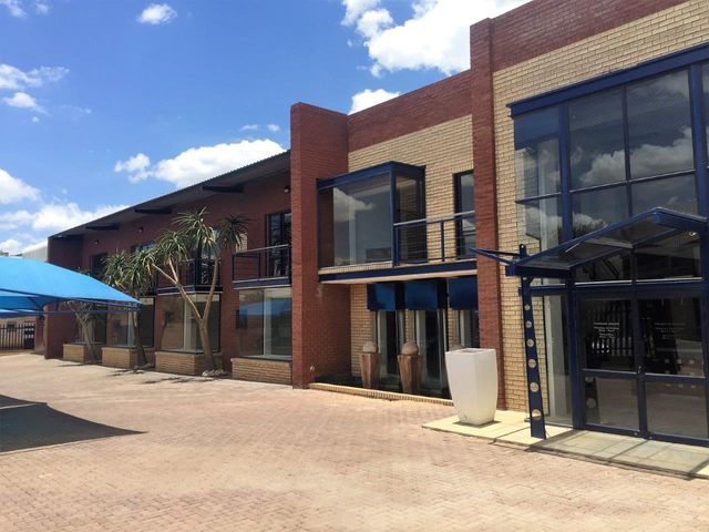 1386m2  Showroom, warehouse and offices -To Let