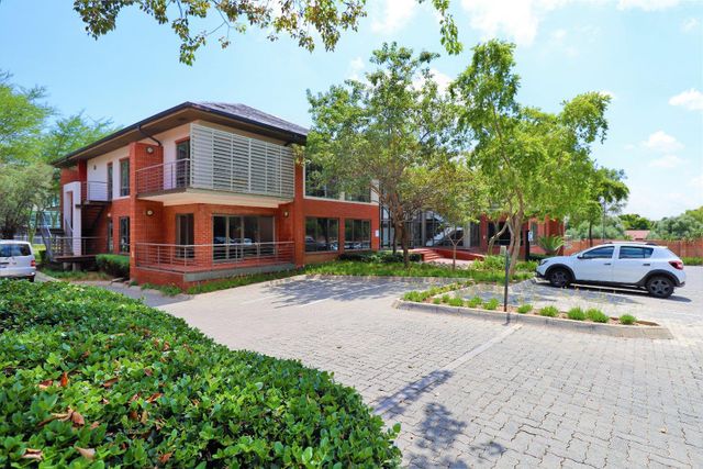 500m² Office To Let in Fourways