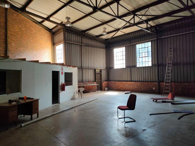 282m2 warehouse -TO LET - Industrial complex of Mini warehouses