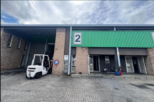379m² Warehouse To Let in Strijdompark