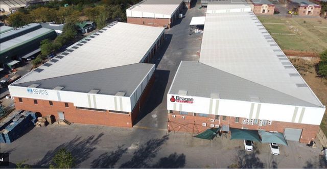 3887m2 warehouse -TO LET - Industrial complex of  4 Maxi warehouses