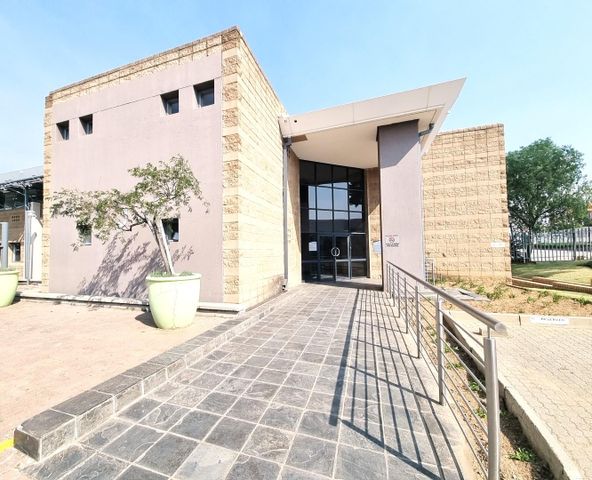 337mÂ² office to let in Midrand