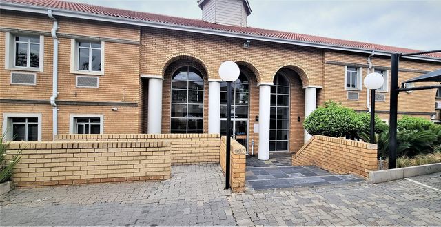 717 mÂ² office to let in Waterval - GP