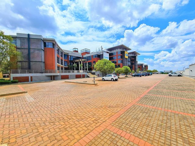 1,268m² Office To Let in Constantia Kloof