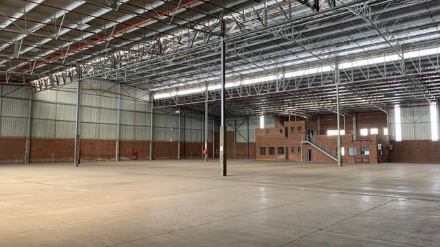 Warehouse to let in Pomona