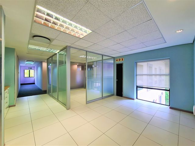 250m² Office To Let in Strubensvallei