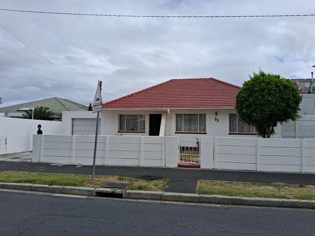 Neat secure 3 bedroom home available 1 April