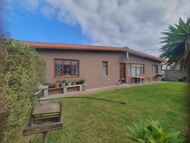 4 Bedroom House For Sale in Gansbaai Central