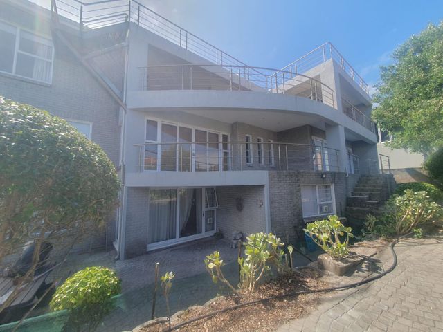 Spacious entertaining house with sea views for sale in Kleinbaai.  Price includes 15% VAT.