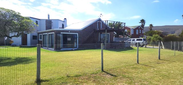 Neat 2 bedroom house with flatlet for sale in Franskraal