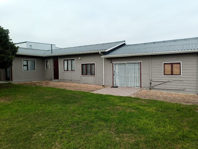 Dual living house for sale in Kleinbaai.