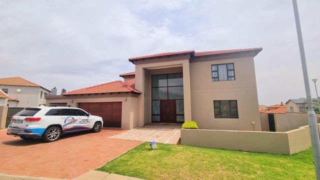 5 Bedroom House For Sale in Crescent Wood Country Estate