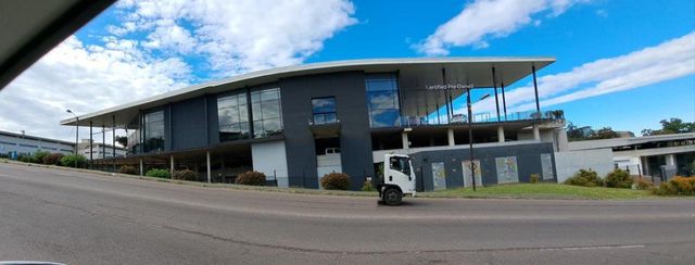 9,000m² Showroom To Let in Westmead