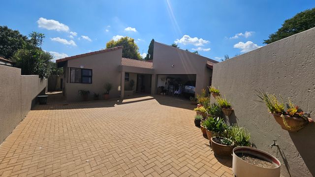 3 Bedroom House To Let in Sunninghill