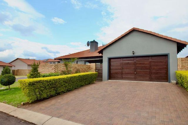 Beautiful 3 bedroom house for sale in a security estate in Raslouw