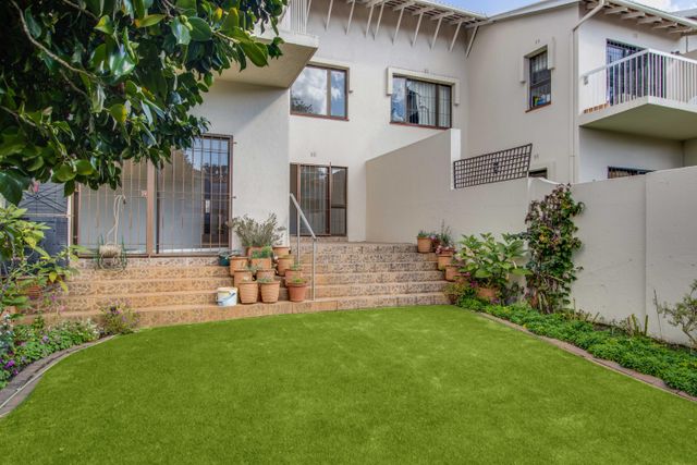Beautiful 3 bed, 3 bath apartment in the heart of Illovo. A must see!
