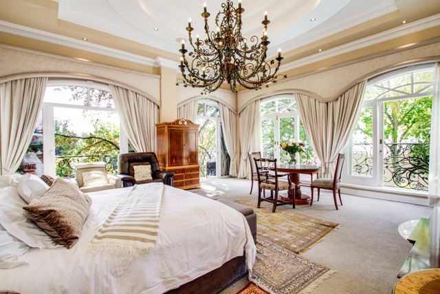 PALATIAL OPULENCE IN BOOMED OFF ROAD IN HYDE PARK