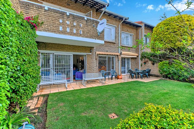 4 Bedroom Townhouse For Sale in Victory Park