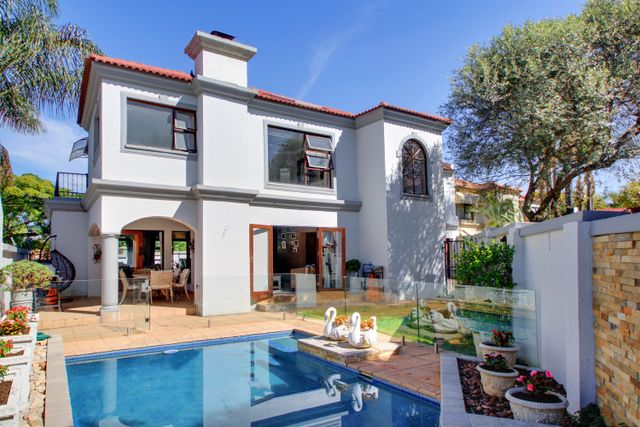 4 Bedrooms en-suite Tuscan home in sought after Quinta do Lago complex.