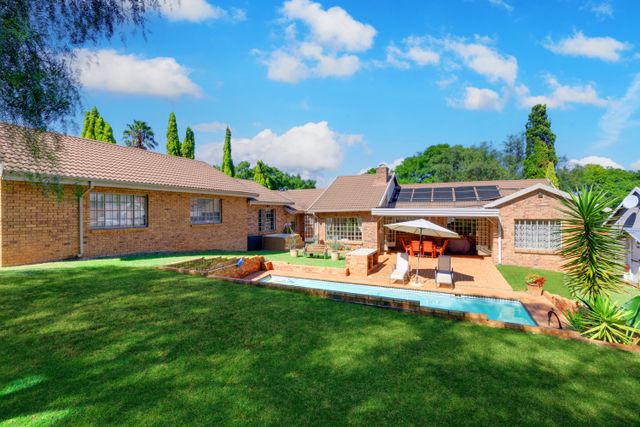 Large 4 bedroom Family home in Douglasdale.