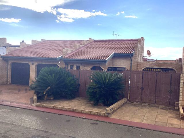 House for Sale in Spruitview