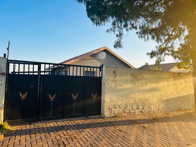 House For Sale In Kagiso.