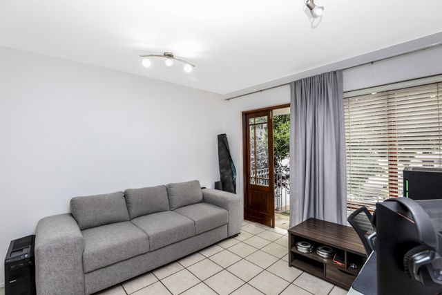 1 Bedroom Apartment For Sale in Paulshof