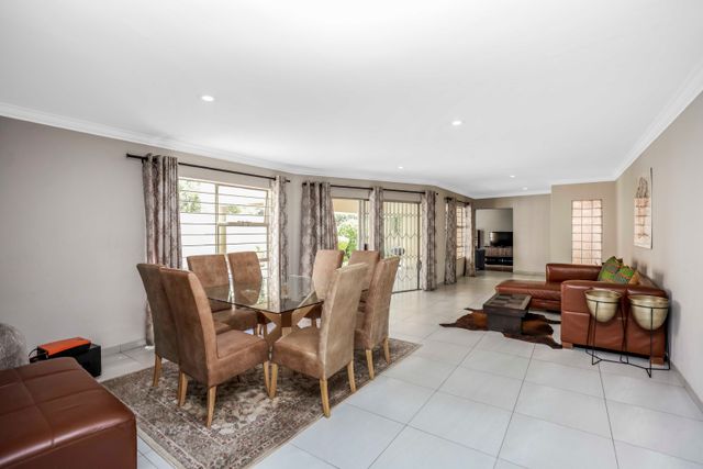 Luxurious Haven in Woodmead Springs - An Unrivaled Gem
