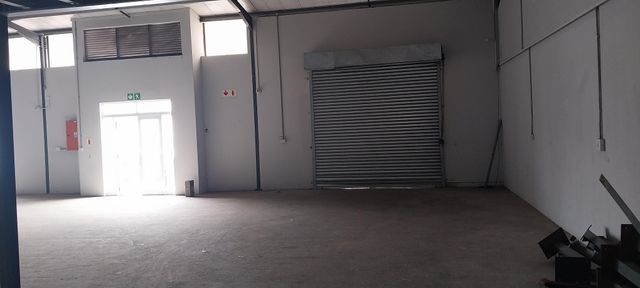 330m² Warehouse To Let in Mkondeni