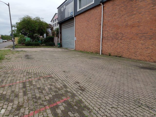STAND ALONE WAREHOUSE TO LET