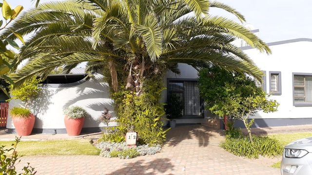 6 Bedroom House For Sale in Hartenbos Central