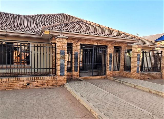 1,250m² Building For Sale in Potchefstroom Industrial