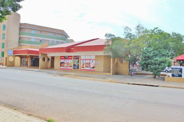 204m² Retail To Let in Baillie Park