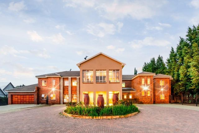 8 Bedroom House For Sale in Mooivallei Park