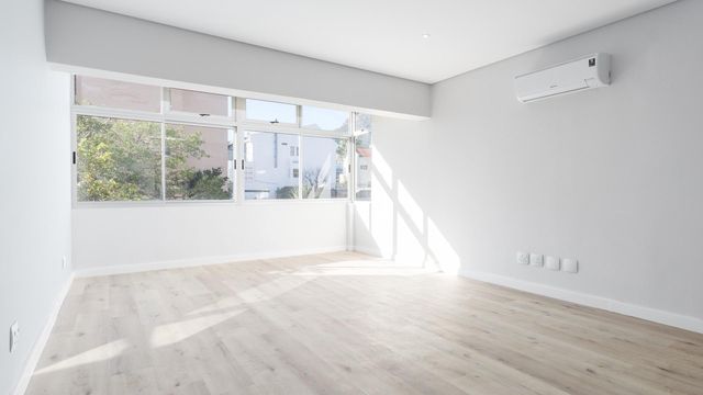 3 Bedroom Apartment For Sale in Oranjezicht