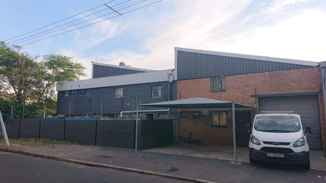 700m² Warehouse To Let in Parow East