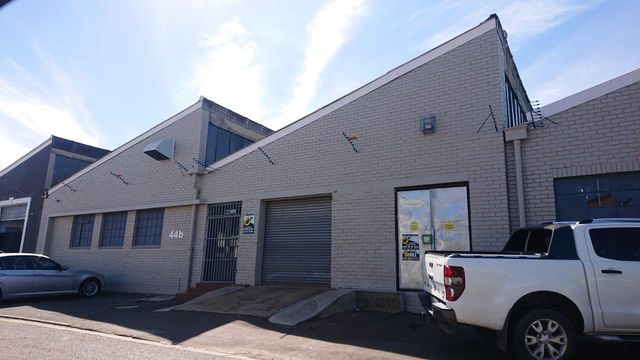 581m² Warehouse To Let in Parow East