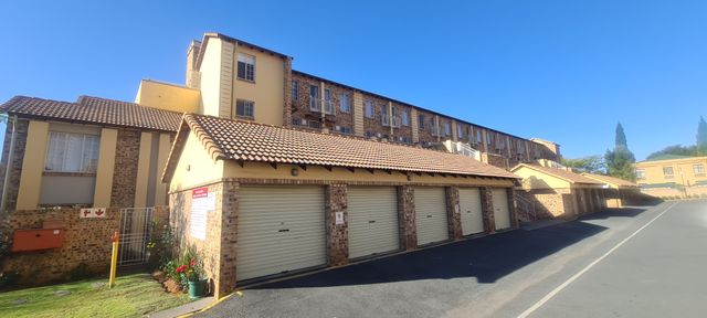 Introducing a luxurious loft apartment nestled in the sought-after suburb of Carlswald, Midrand.