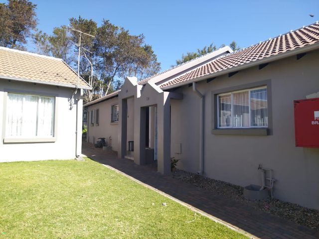 2 Bedroom Sectional Title For Sale in Greenstone Hill